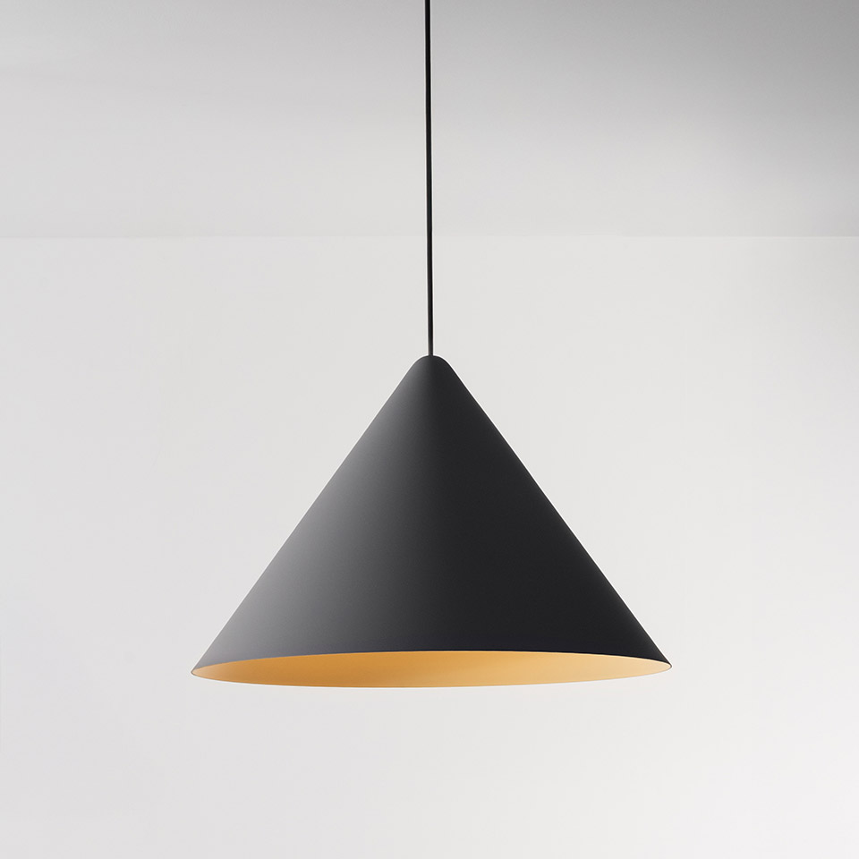 Lampada a sospensione Artemide Vea con paralume conico nero opaco e interno dorato caldo, appesa a un cavo nero