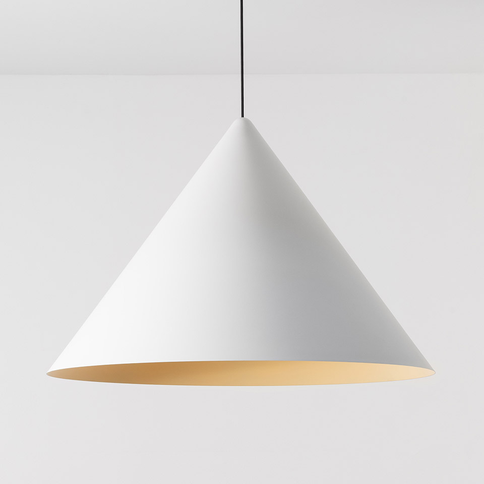 Lampada a sospensione Artemide Vea con ampio paralume conico bianco opaco e interno dorato caldo, appesa a un cavo nero