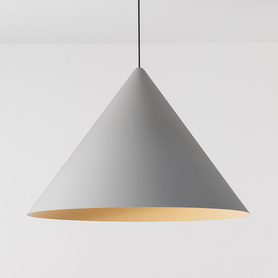 Lampada a sospensione Artemide Vea con ampio paralume conico grigio, interno dorato caldo, appesa a un cavo nero