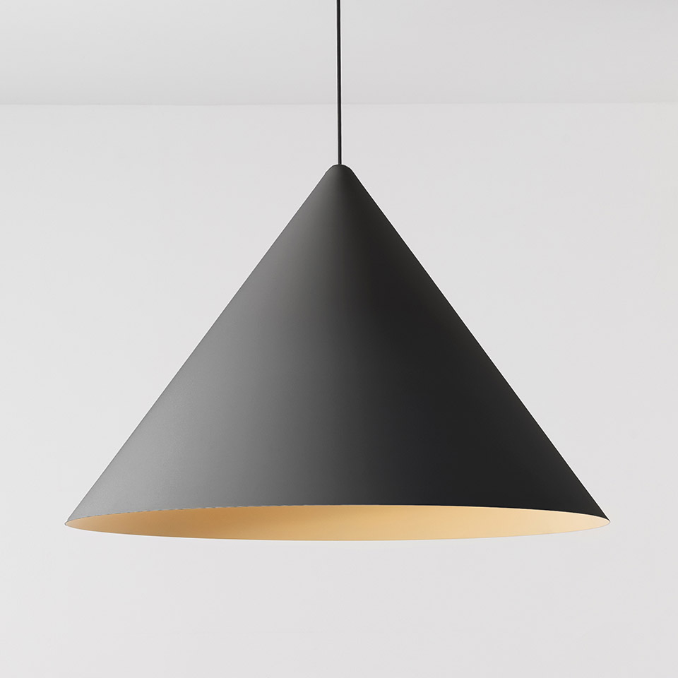 Lampada a sospensione Artemide Vea con paralume conico nero opaco e interno dorato caldo, appesa a un cavo nero