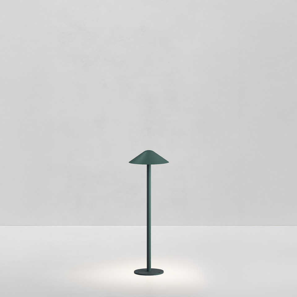 Lampada da tavolo Artemide Vea Bollard verde bosco, fusto sottile con paralume conico ampio, luce diffusa verso il basso