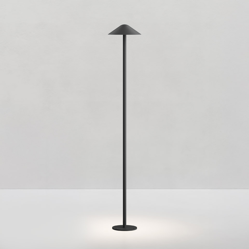 Lampada da terra Artemide Vea in nero opaco, con fusto sottile, paralume conico e base circolare che emette luce soffusa verso il basso