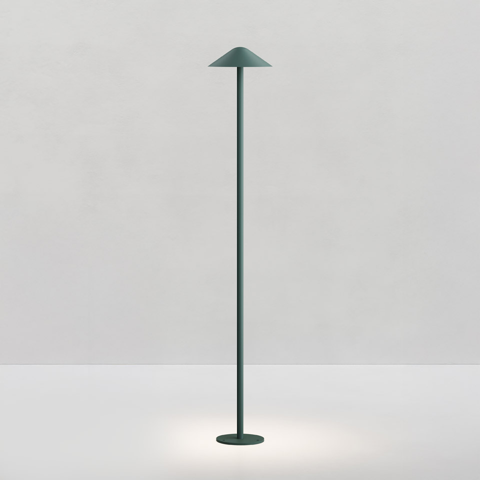Lampada da terra Artemide Vea verde bosco, con fusto sottile, base circolare e paralume conico che emette luce verso il basso