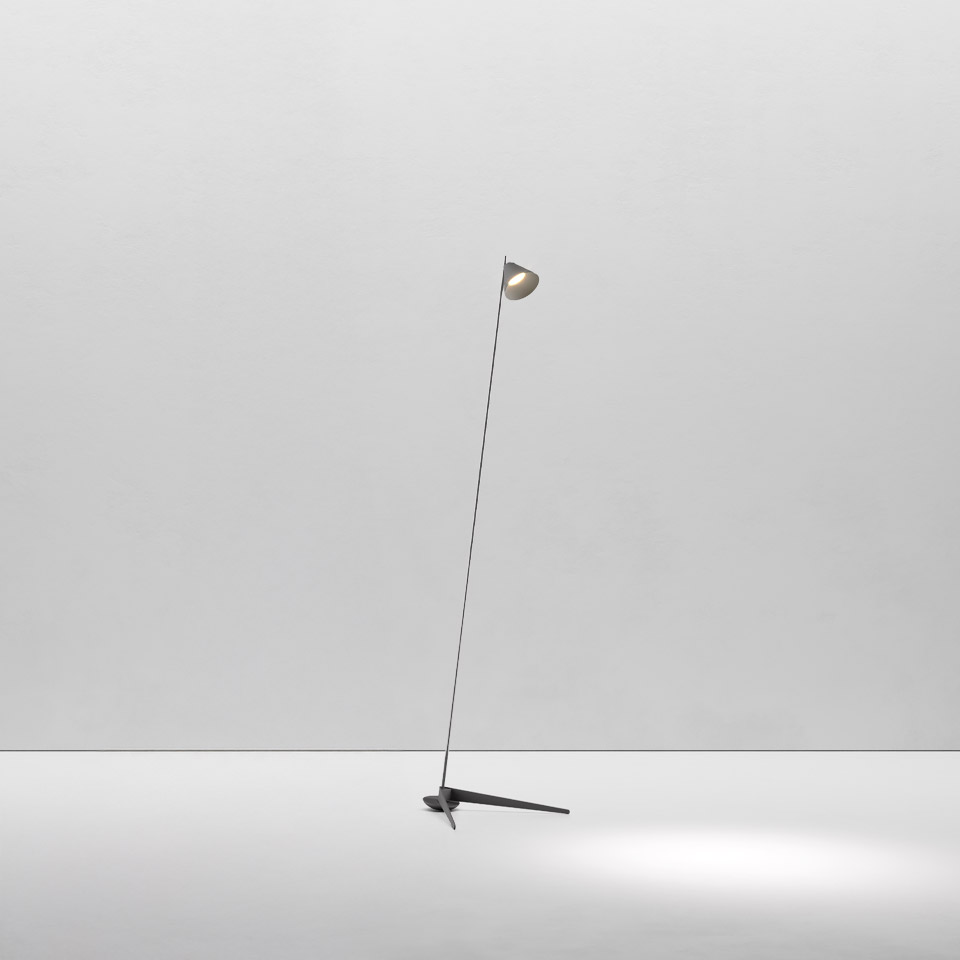 Lampada da terra Artemide Vea: stelo sottile su base a treppiede, piccola testa a cupola orientabile, luce concentrata verso il basso