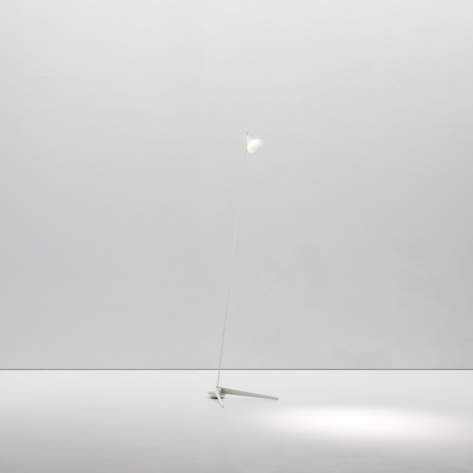 Lampada da terra Artemide Vea: esile stelo bianco con base a treppiede e piccola testa sferica orientabile che proietta un fascio di luce concentrato