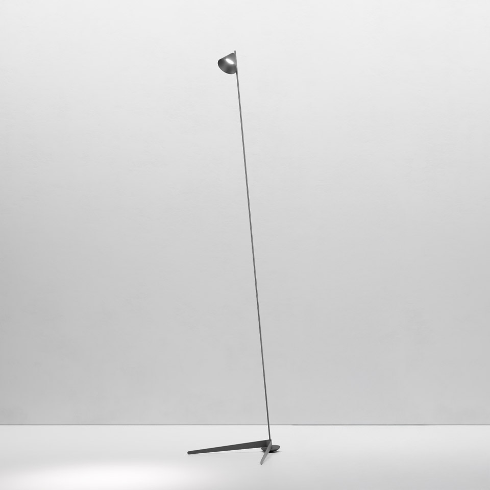 Lampada da terra Artemide Vea: sottile stelo in metallo scuro con piccolo paralume a cupola, base a treppiede minimalista, design elegante e discreto
