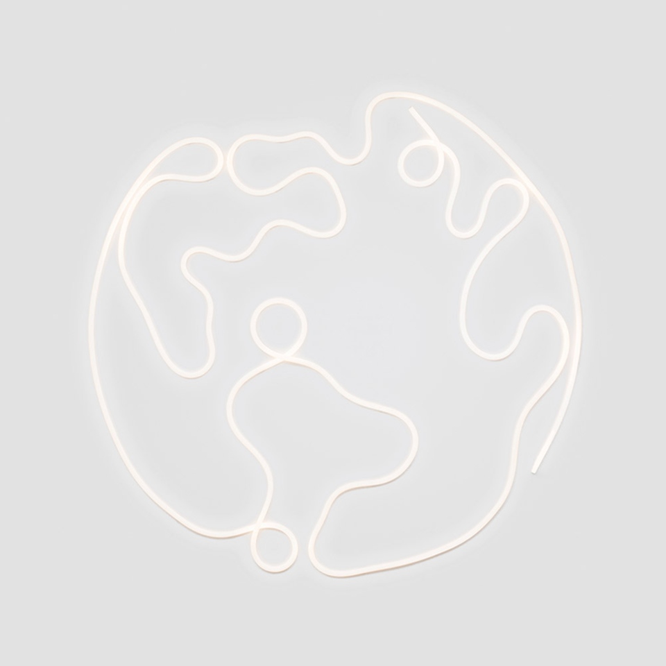 La Linea 25 di Artemide: tubo luminoso al neon bianco a forma di planisfero, montato a parete su sfondo grigio chiaro