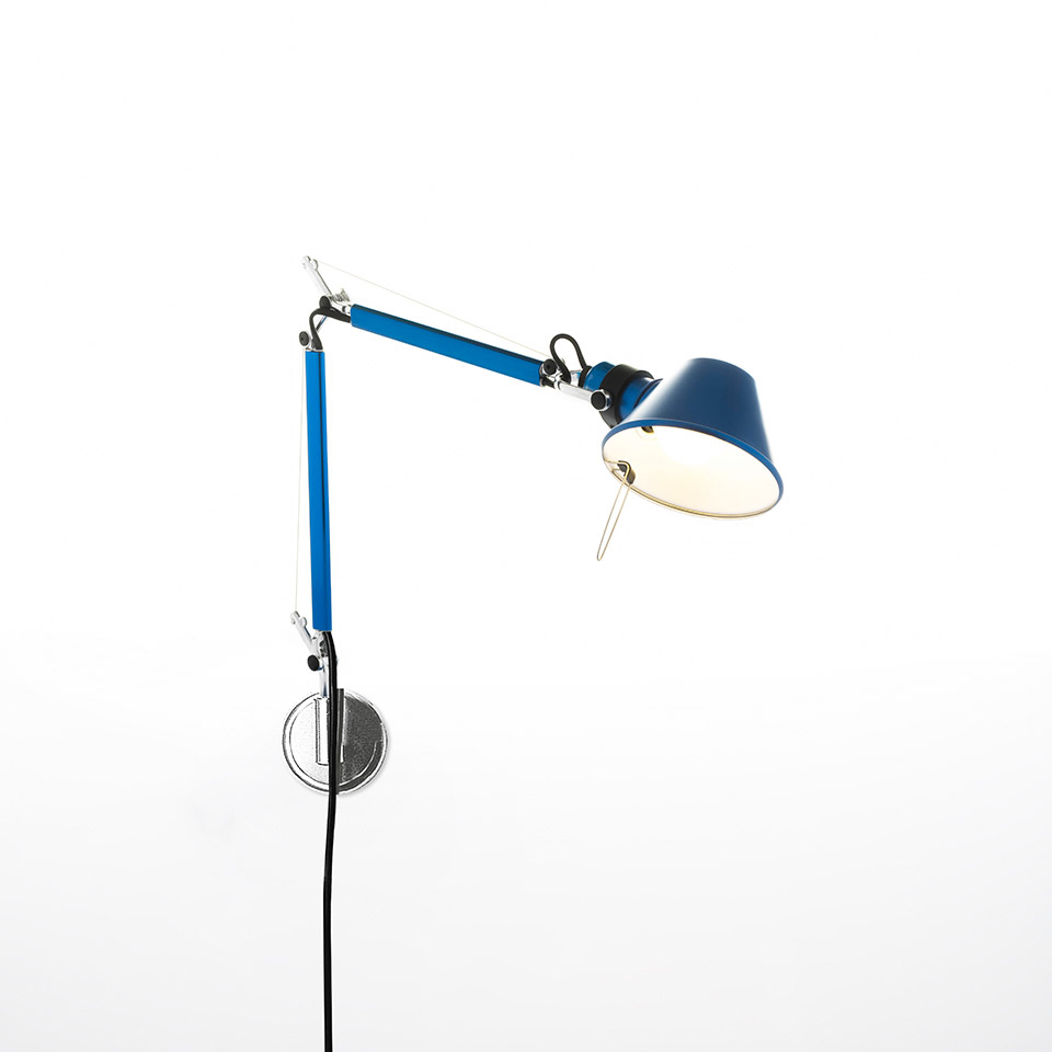 Lampada da parete Artemide Tolomeo Micro Parete blu, con doppio braccio regolabile e paralume conico, montata su supporto a muro cromato