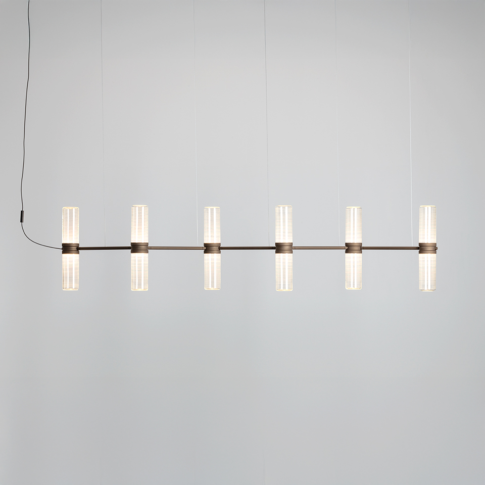 Lampada a sospensione Artemide Zephyr: sei cilindri verticali in vetro satinato su barra orizzontale bronzo scuro, sospesa da cavi