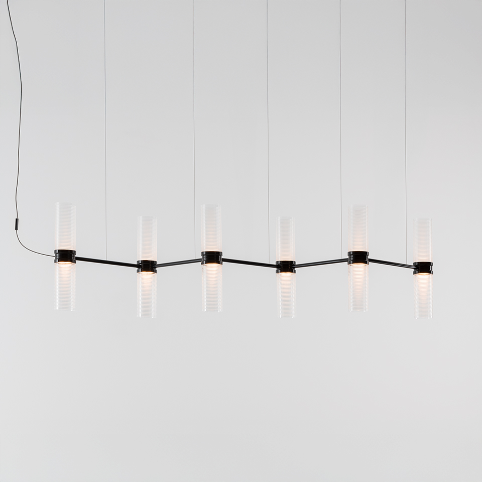 Lampada a sospensione Artemide Zephyr: barra metallica nera orizzontale con 14 diffusori cilindrici verticali in vetro satinato, sospesa da sottili cavi