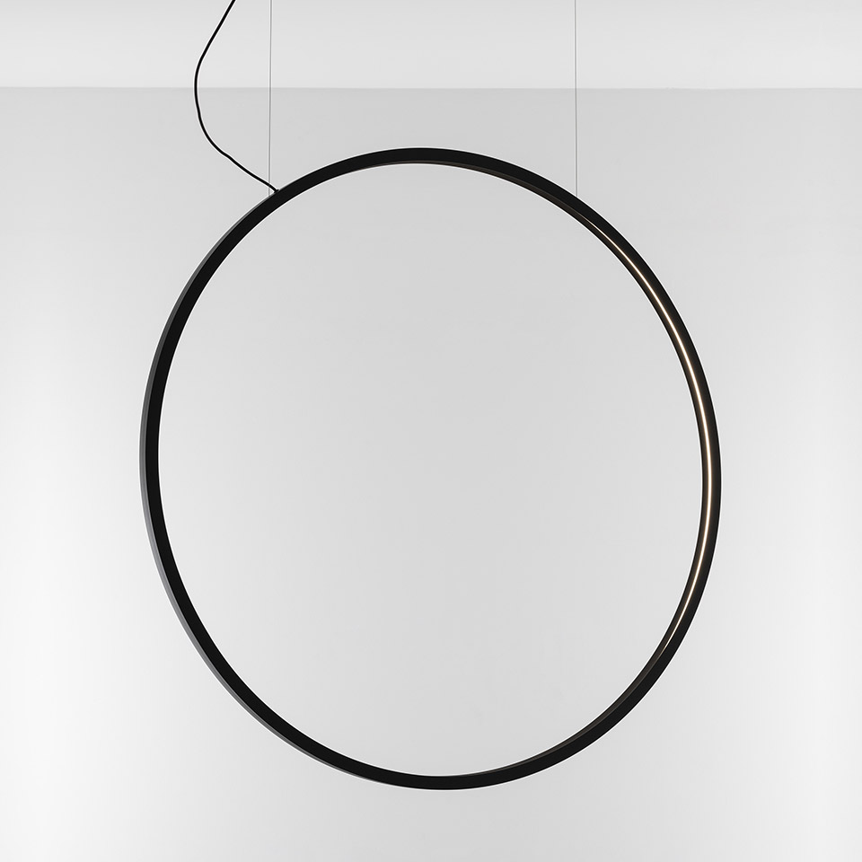 Lampada a sospensione Artemide O: grande anello circolare nero con striscia LED integrata, sospesa da sottili cavi