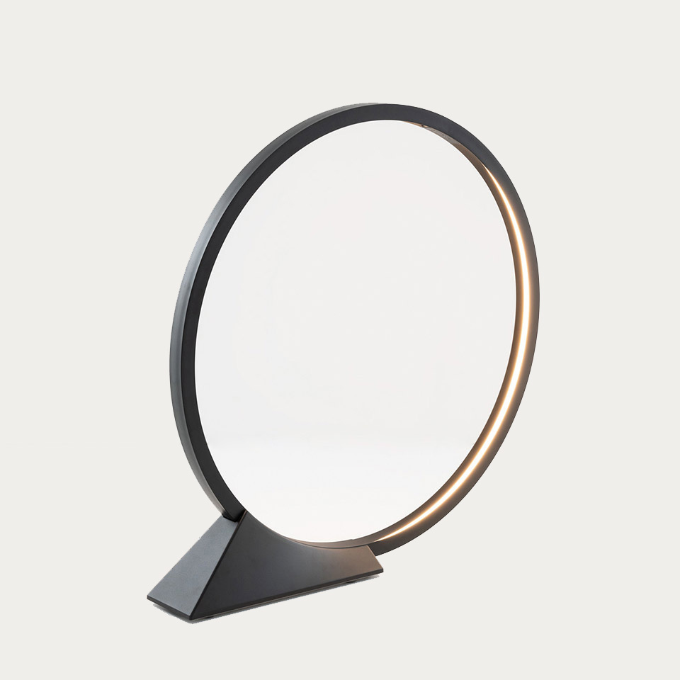 Lampada da tavolo Artemide O: anello circolare nero con striscia LED integrata su base triangolare, emette luce calda direzionale - 2
