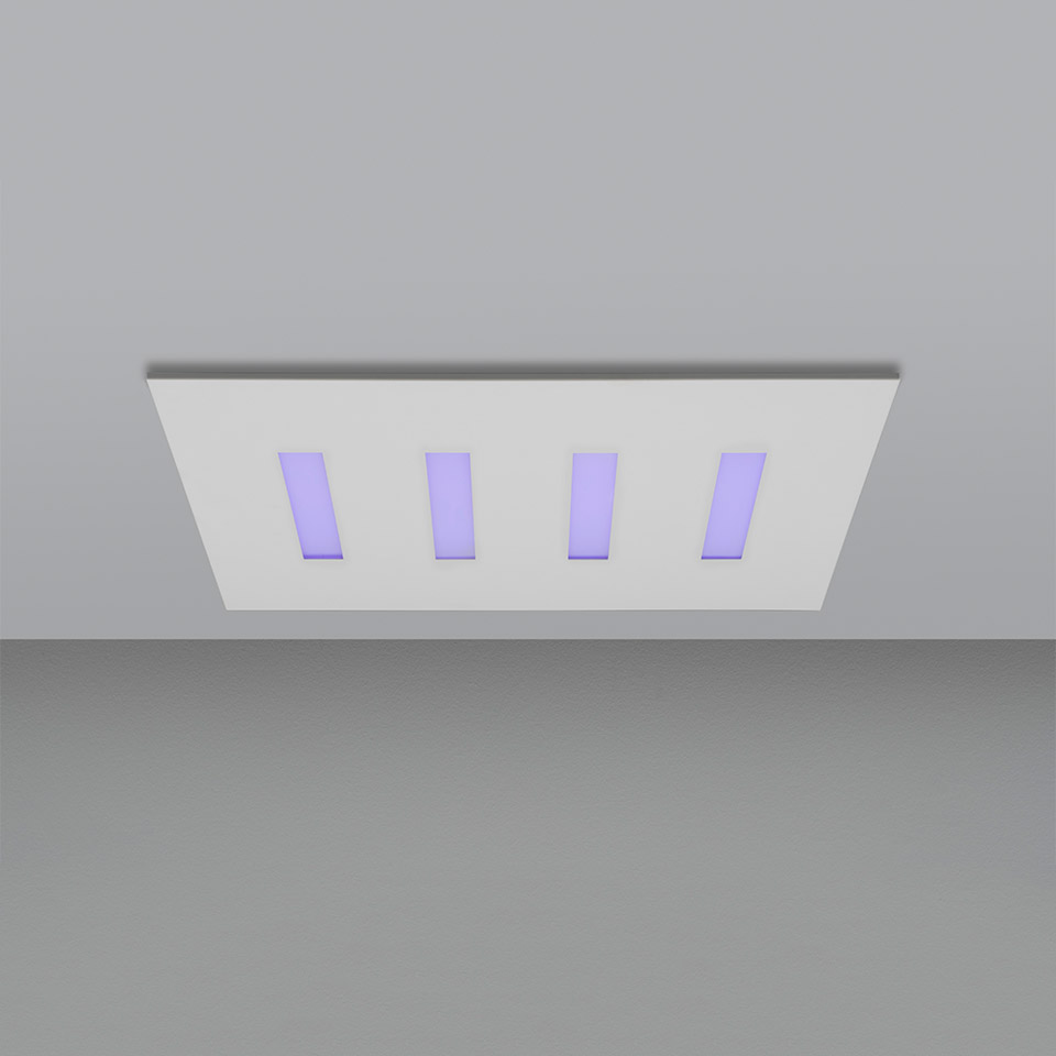 Plafoniera Artemide A.39 Refractive Square con quattro slot refrattivi rettangolari a luce viola, incassata su pannello bianco