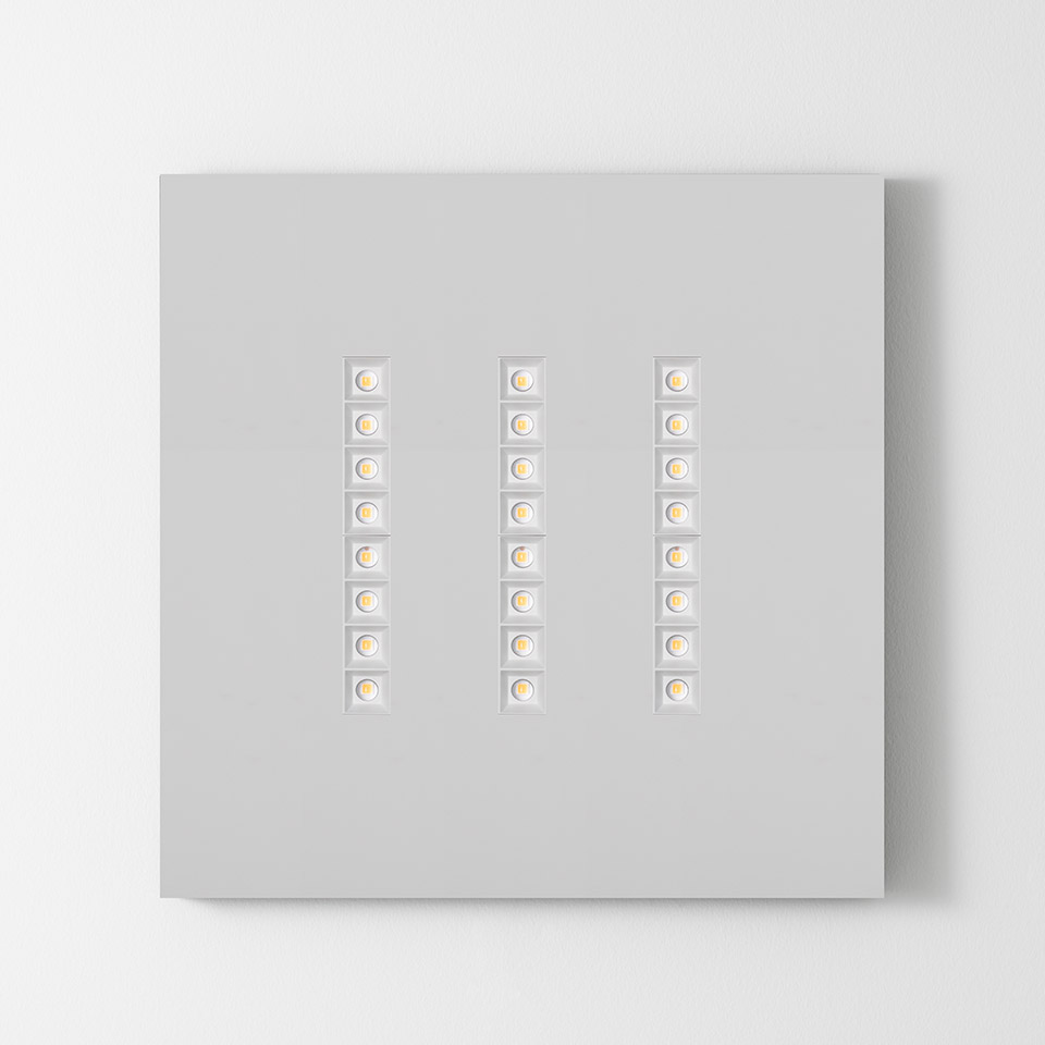 Plafoniera Artemide A.39 Refractive Square con tre file verticali di sette moduli LED quadrati su pannello bianco
