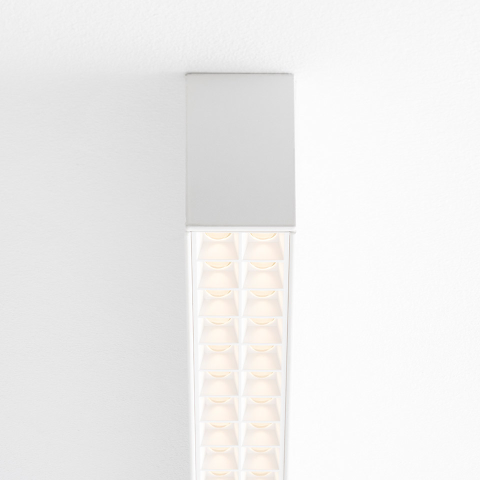 Lampada a sospensione/soffitto Artemide A.39 in bianco, con doppia fila di lenti LED microrifrattive per un'illuminazione uniforme e anti-abbagliamento