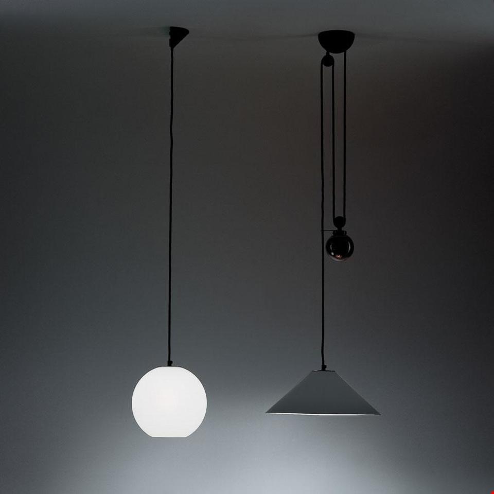 Due lampade a sospensione Artemide Aggregato: sinistra globo sferico in vetro opalino bianco, destra paralume conico grigio con sistema a carrucola su cavi neri - 2