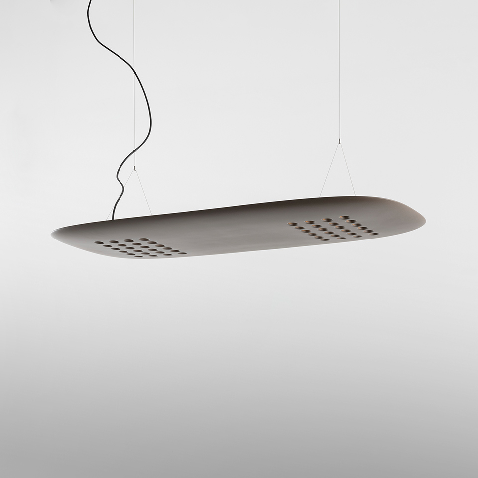 Lampada a sospensione ovale Artemide ALE.01 grigia, con motivo a punti perforati sulla superficie, sospesa da cavo nero e sottili fili