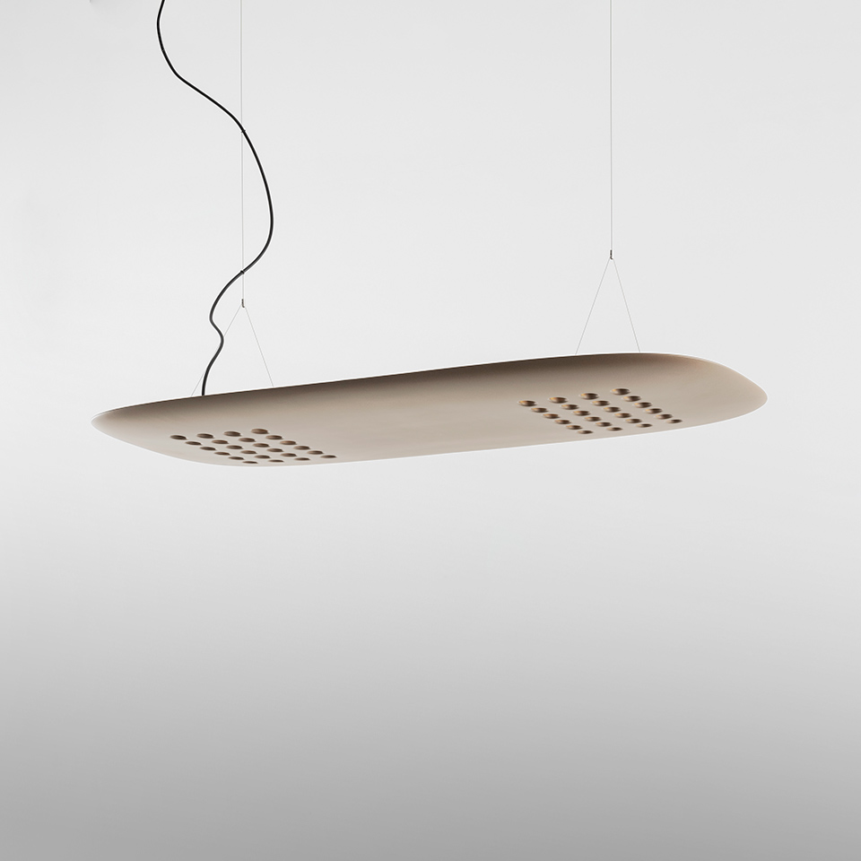Lampada a sospensione Artemide ALE.01: paralume ovale allungato beige con griglie perforate, sospesa da cavo nero e sottili fili