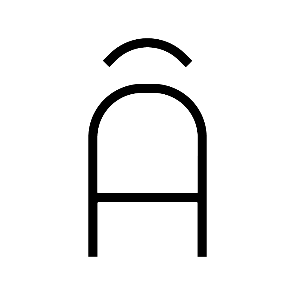 Logo Artemide Alphabet of Light: lettera A stilizzata con arco arrotondato in cima e accento curvo separato sopra, in nero su bianco