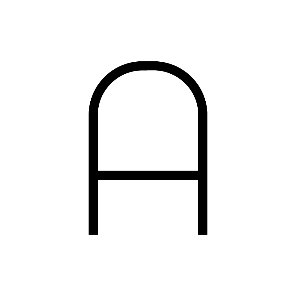 Logo Artemide: lettera A stilizzata con arco arrotondato in alto e gambe dritte, che rappresenta l'identità del marchio Artemide