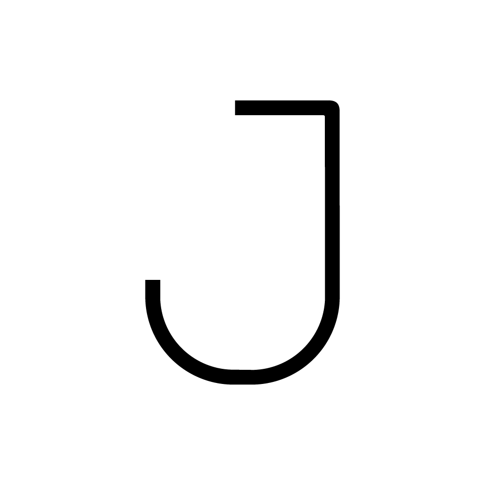 Artemide Alphabet of Light Mini: lettera maiuscola J in nero su sfondo bianco, parte della collezione di illuminazione modulare