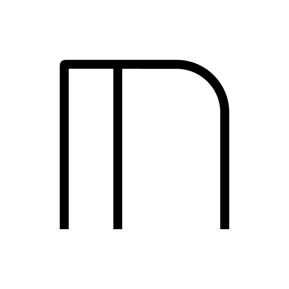 Artemide Alphabet of Light Mini: lettera M in nero, formata da due linee verticali e un arco arrotondato sul lato destro.