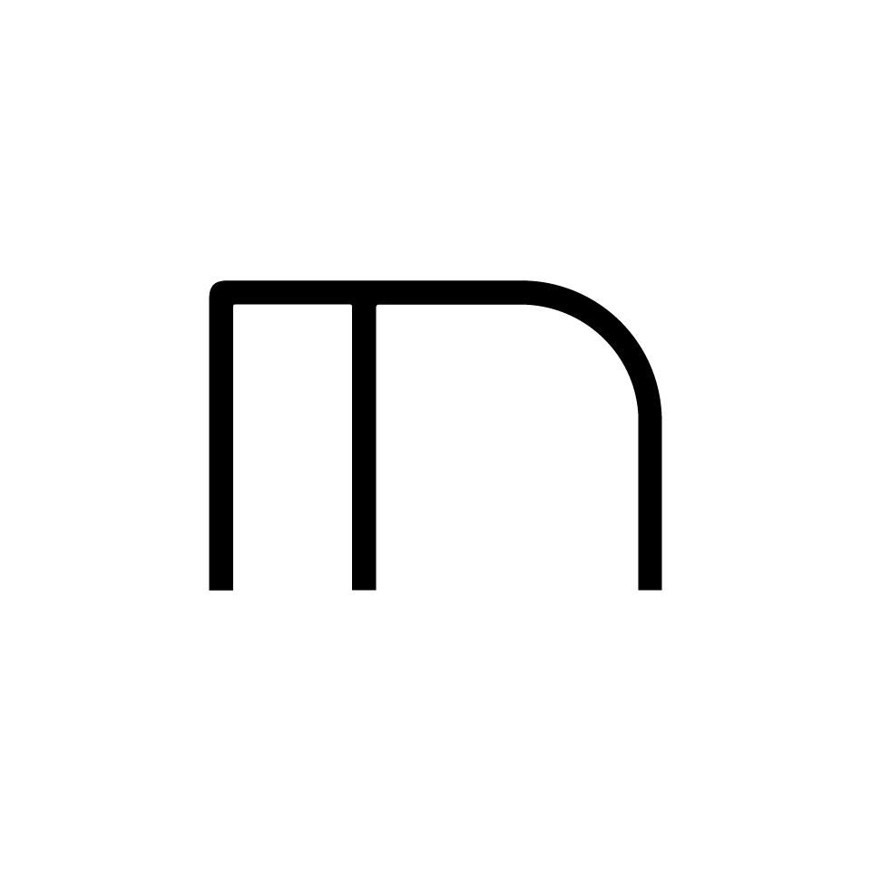 Logo Artemide: lettera minuscola 'm' stilizzata in nero, con linee geometriche pulite e arco destro arrotondato