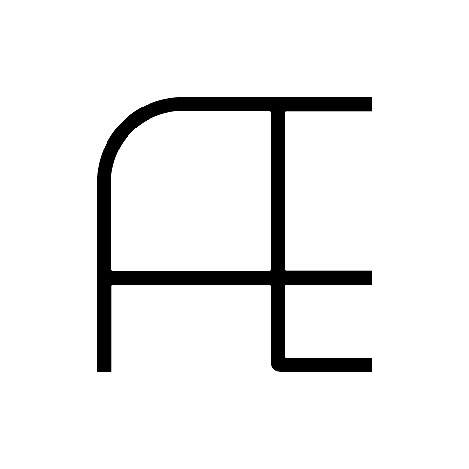 Logo Artemide: monogramma AE stilizzato con linee geometriche pulite, rappresenta l'identità del marchio Artemide