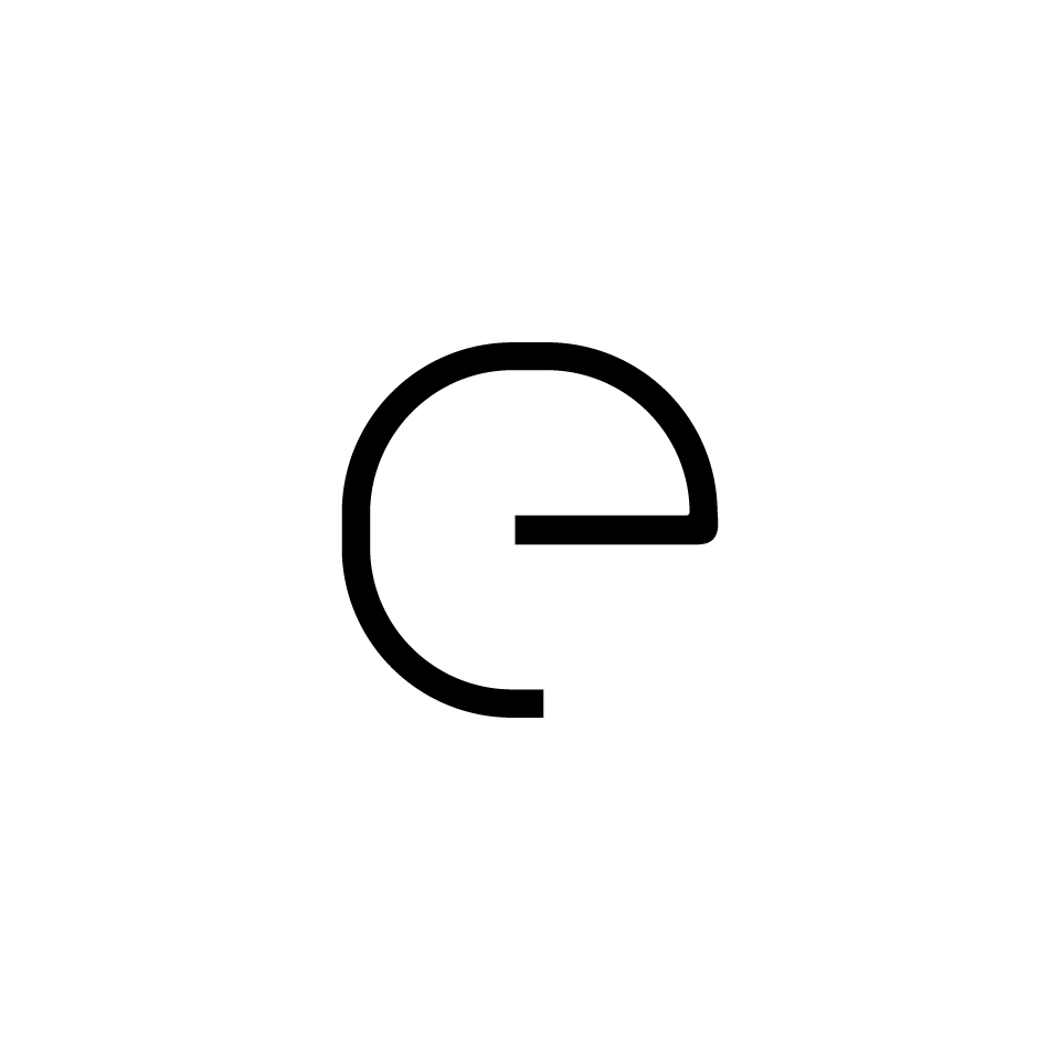 Logo Artemide: una lettera minuscola 'e' nera minimalista con forma circolare aperta e una barra orizzontale, su sfondo bianco