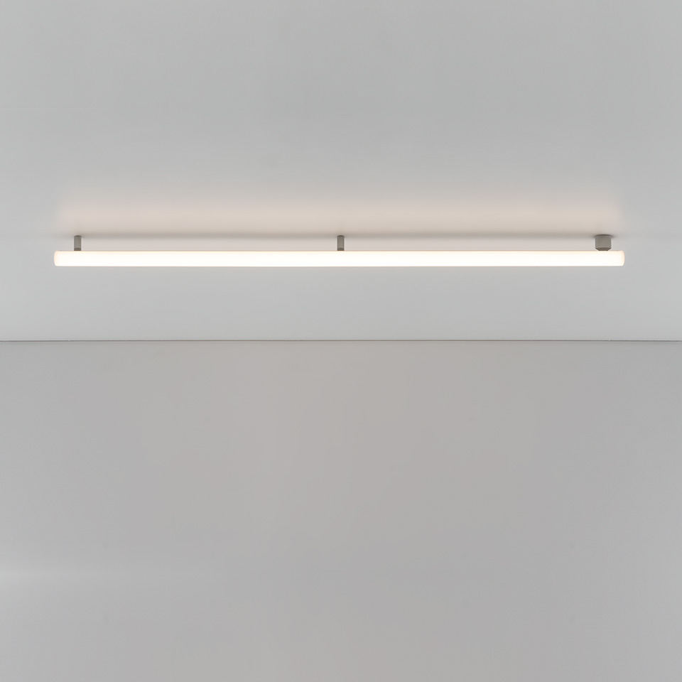 Lampada da soffitto Artemide Alphabet of Light Linear: lungo diffusore bianco opale orizzontale montato a soffitto con staffe metalliche
