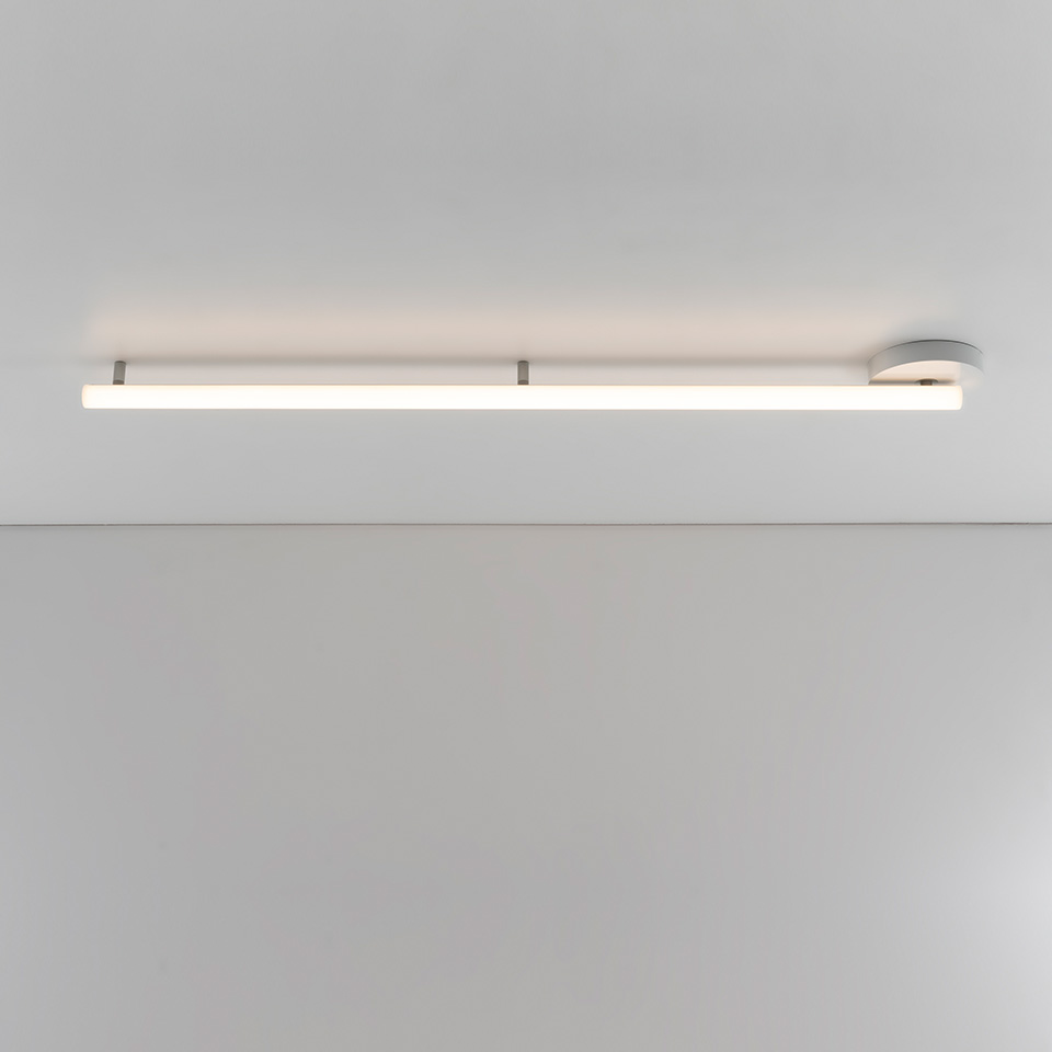 Lampada da soffitto Artemide Alphabet of Light Linear: sottile barra LED bianca a soffitto con connettore circolare a parete
