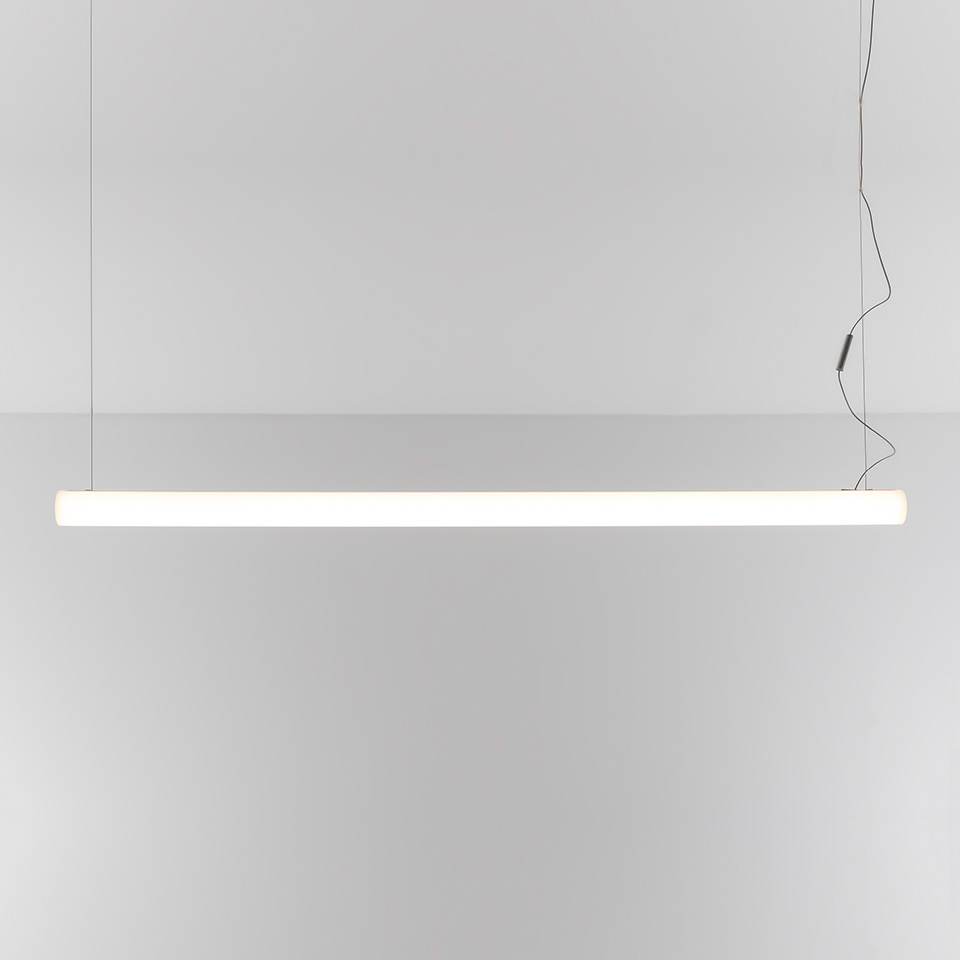 Lampada a sospensione Artemide Alphabet of Light Linear: sottile tubo orizzontale bianco che emette luce diffusa calda, sospeso da sottili cavi