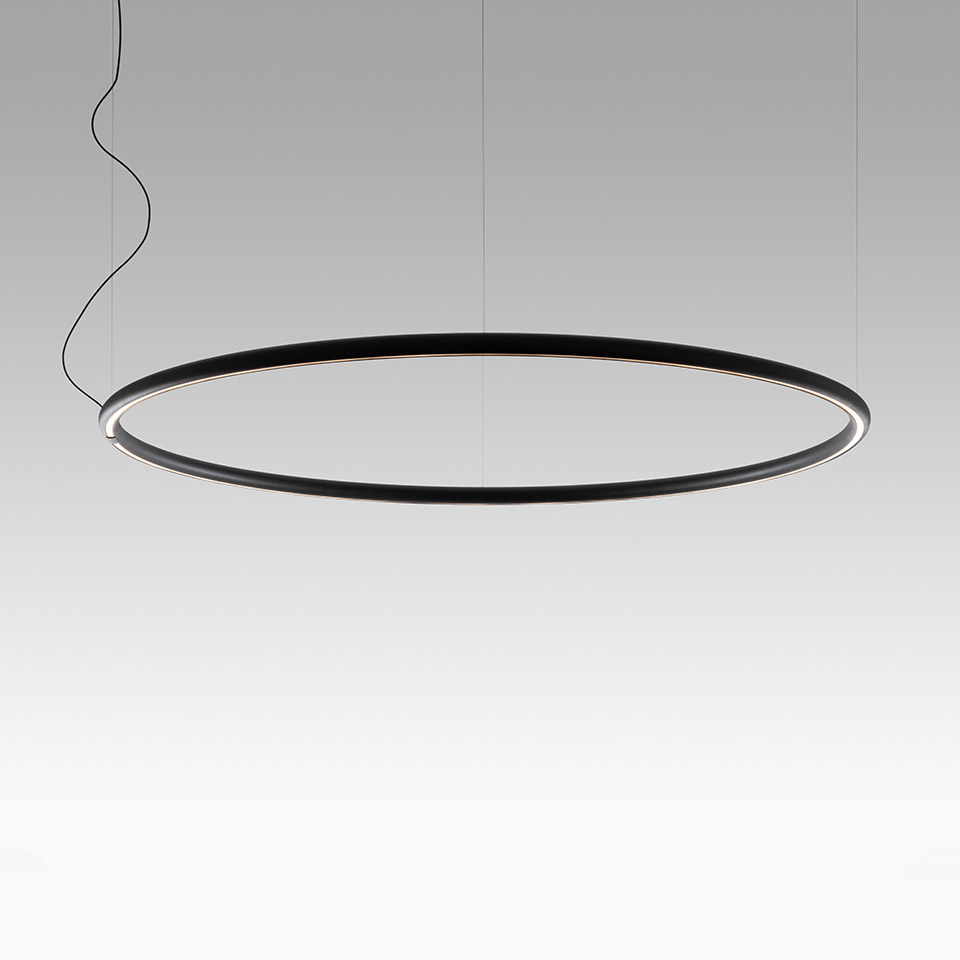 Lampada a sospensione circolare Artemide Alphabet of Light, grande anello nero con striscia LED integrata, sospesa da cavi neri