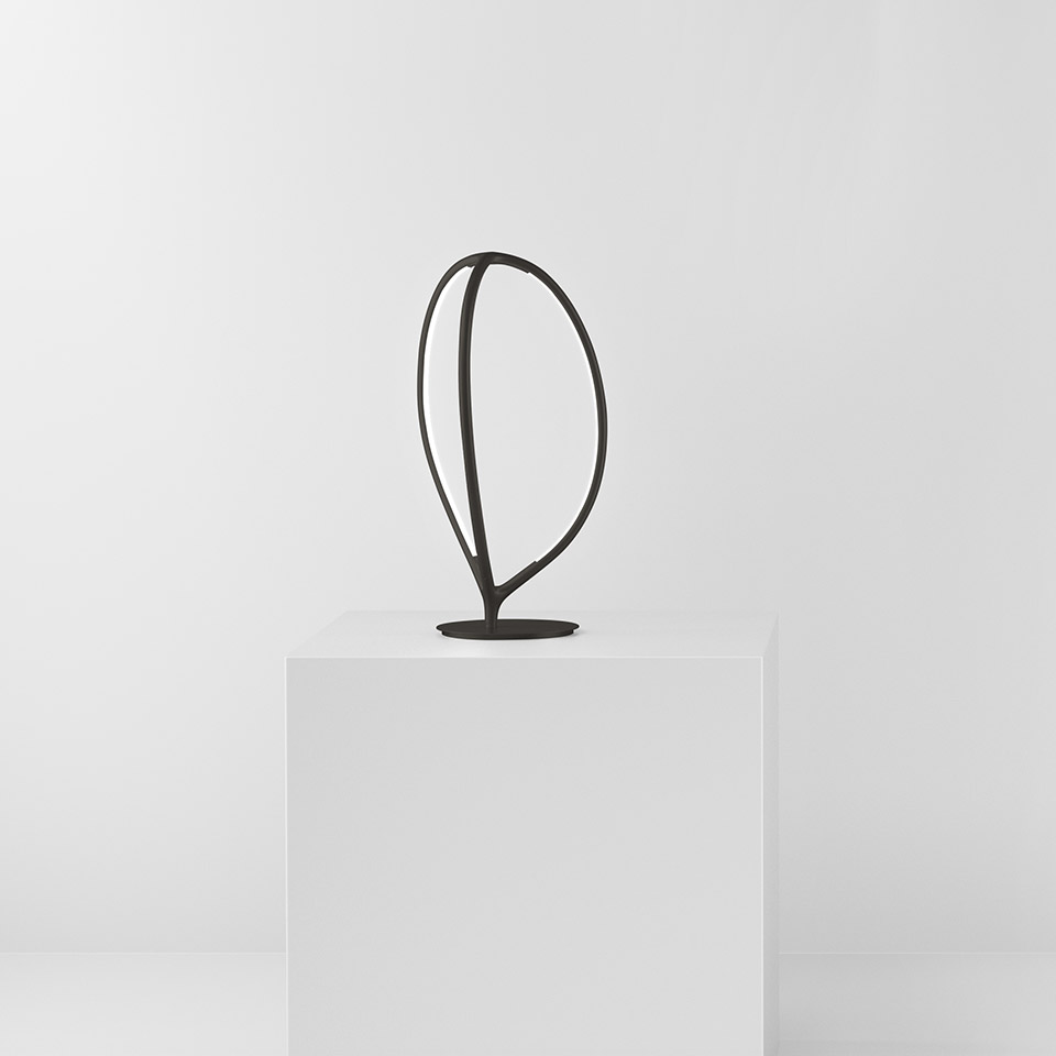 Lampada da tavolo Artemide Arrival nera, con struttura metallica a forma di foglia organica con LED integrato, su base rotonda