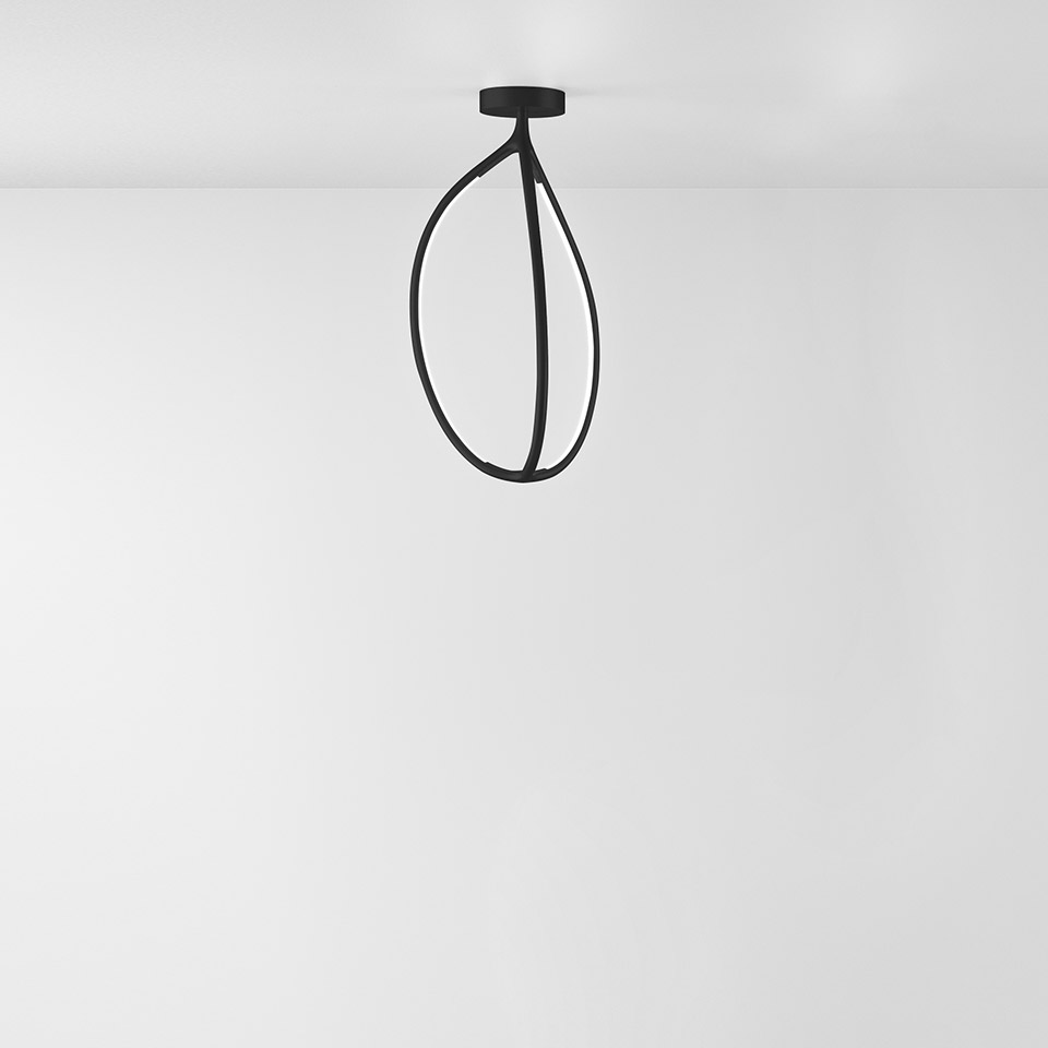 Lampada da soffitto Artemide Arrival: struttura metallica nera opaca a forma di goccia, semi-incasso su soffitto bianco