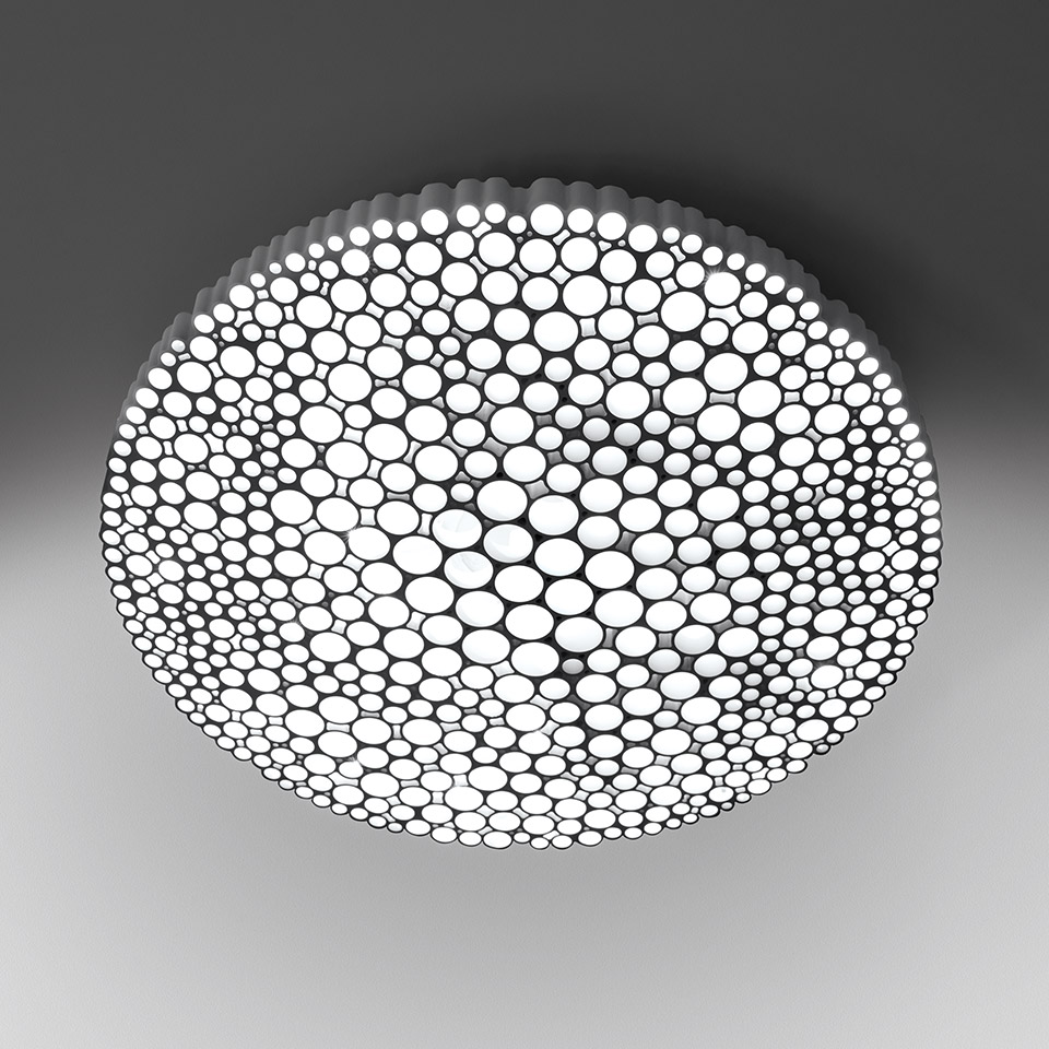 Plafoniera Artemide Calipso, diffusore rotondo bianco con motivo a bolle circolari che emette luce soffusa e uniforme
