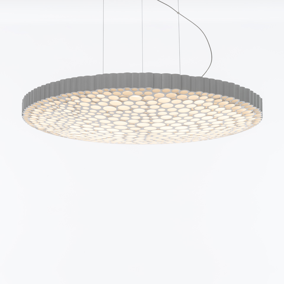 Lampada a sospensione Artemide Calipso: ampio disco circolare con diffusore LED a nido d'ape, finitura bianca, sospesa da sottili cavi