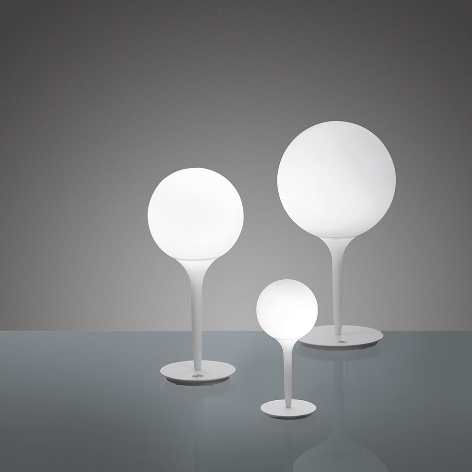 Tre lampade da tavolo Artemide Castore Tavolo in bianco, con sfere in vetro opalino su steli sottili, nelle taglie piccola, media e grande.