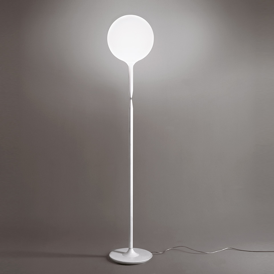 Lampada da terra Artemide Castore Terra: sottile stelo bianco con base rotonda, sormontato da un grande diffusore sferico in vetro opalino bianco