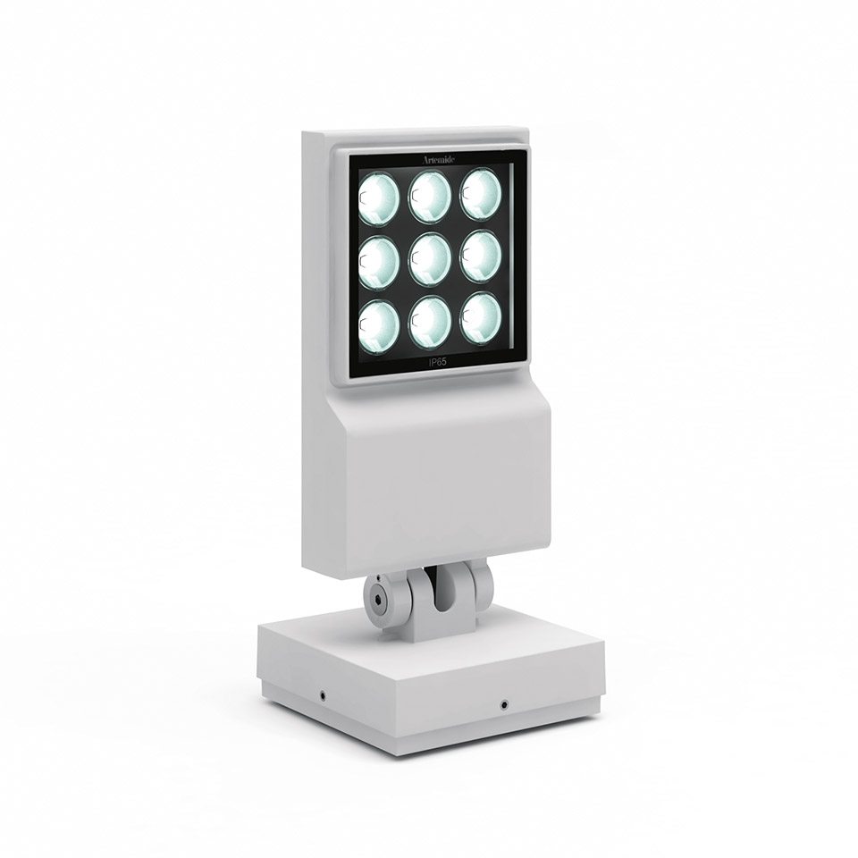 Faretto da esterno Artemide Cefiso: testa LED quadrata bianca con 9 lenti su snodo orientabile, montata su base rettangolare