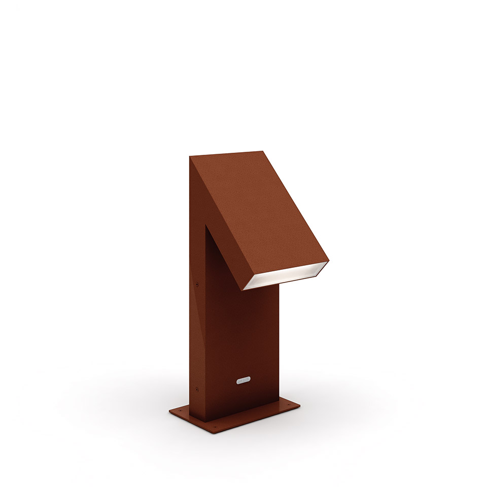 Lampada da esterno Artemide Chilone in finitura corten rosso-marrone, design geometrico angolare con testa LED inclinata su palo rettangolare