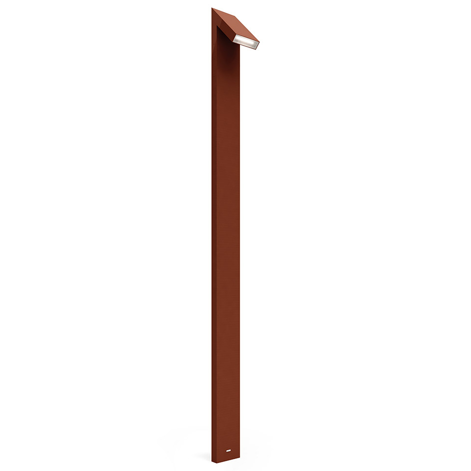 Lampada da esterno Artemide Chilone: paletto alto e sottile in alluminio rosso ruggine con testa LED angolata per illuminazione percorsi