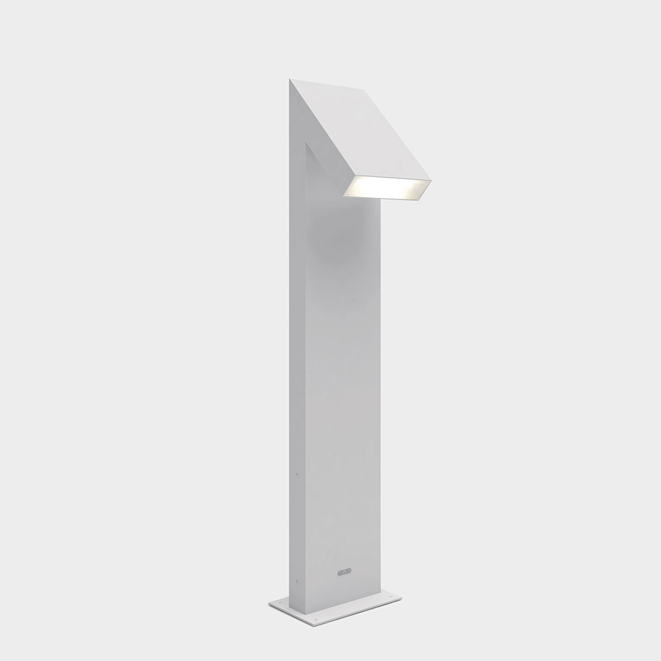 Lampada da esterno Artemide Chilone bianca, paletto rettangolare sottile con testa LED angolata che dirige la luce verso il basso