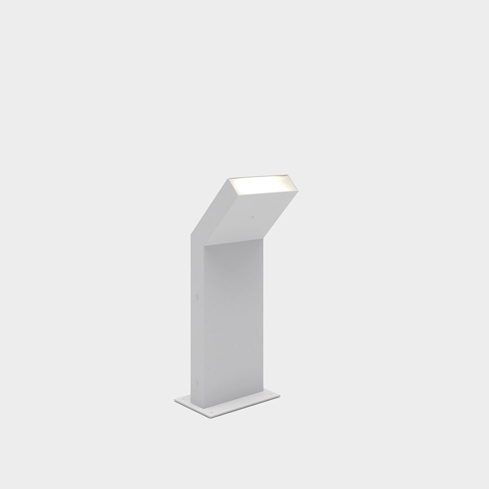 Lampada da esterno Artemide Chilone bianca, design geometrico angolare con testa LED inclinata, montata su base rettangolare piatta