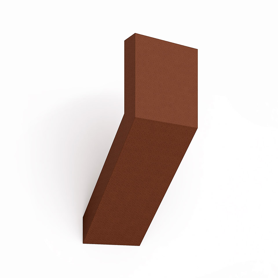 Lampada da parete Artemide Chilone color ruggine, corpo geometrico angolare con sezione inferiore diagonale, design minimalista