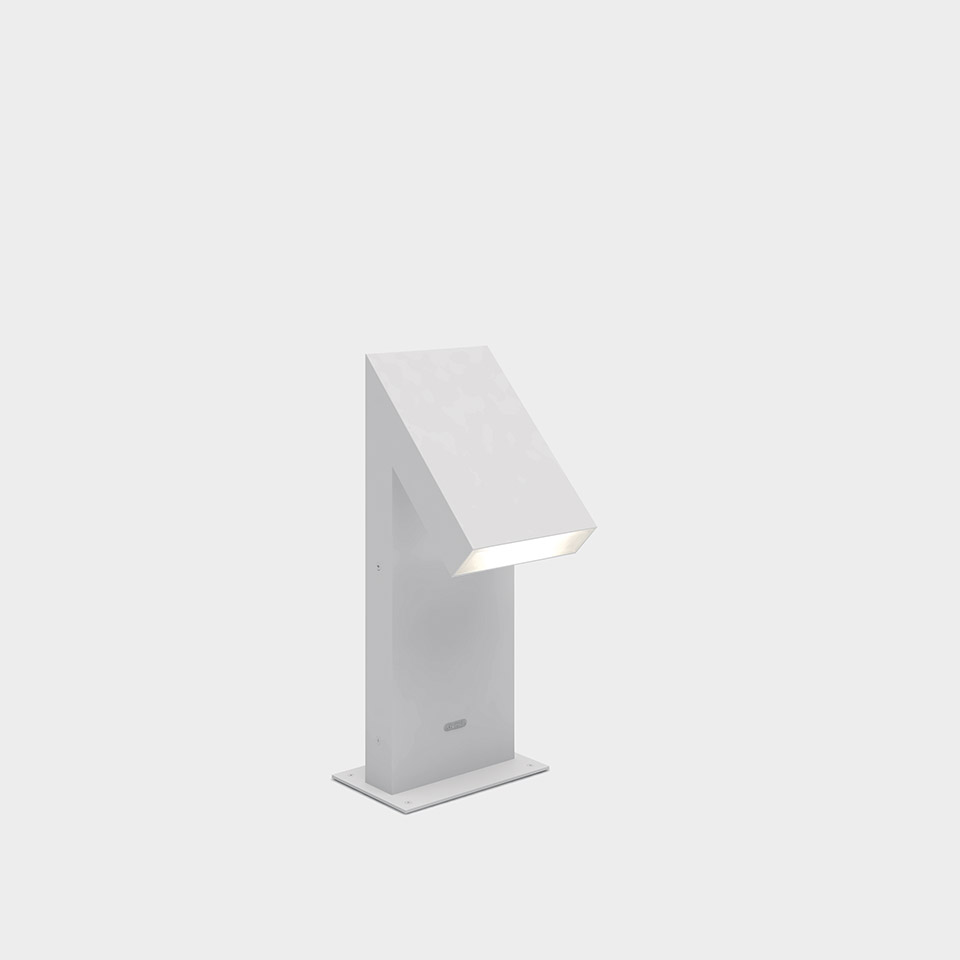 Lampada da esterno Artemide Chilone bianca, design geometrico angolare con testa LED inclinata su base rettangolare