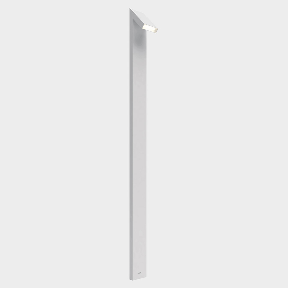 Lampada da terra outdoor Artemide Chilone: alto palo sottile in alluminio bianco con testa LED angolata che dirige la luce verso il basso
