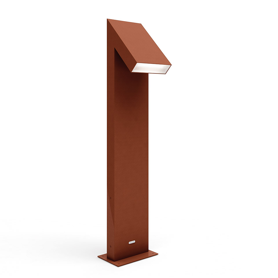 Lampada da esterno Artemide Chilone color ruggine, alto montante rettangolare con testa LED angolata su base quadrata