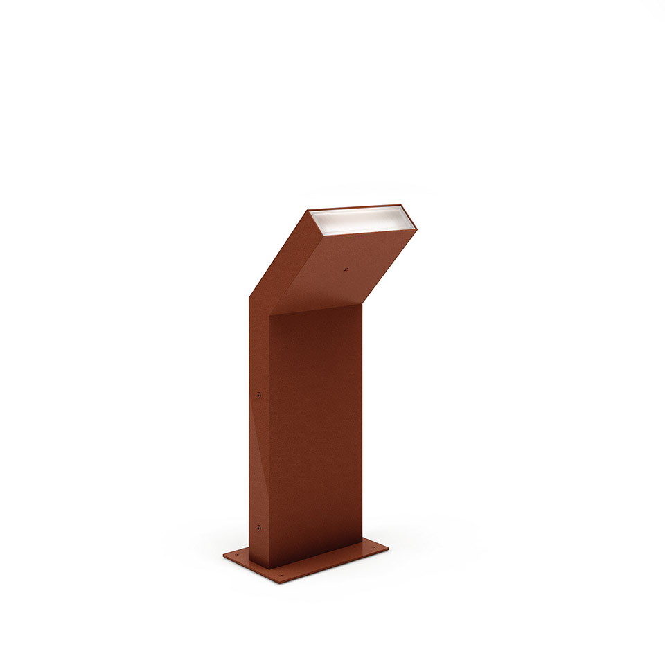 Lampada da esterno Artemide Chilone in finitura rosso corten, design geometrico angolare con testa LED inclinata su base piatta