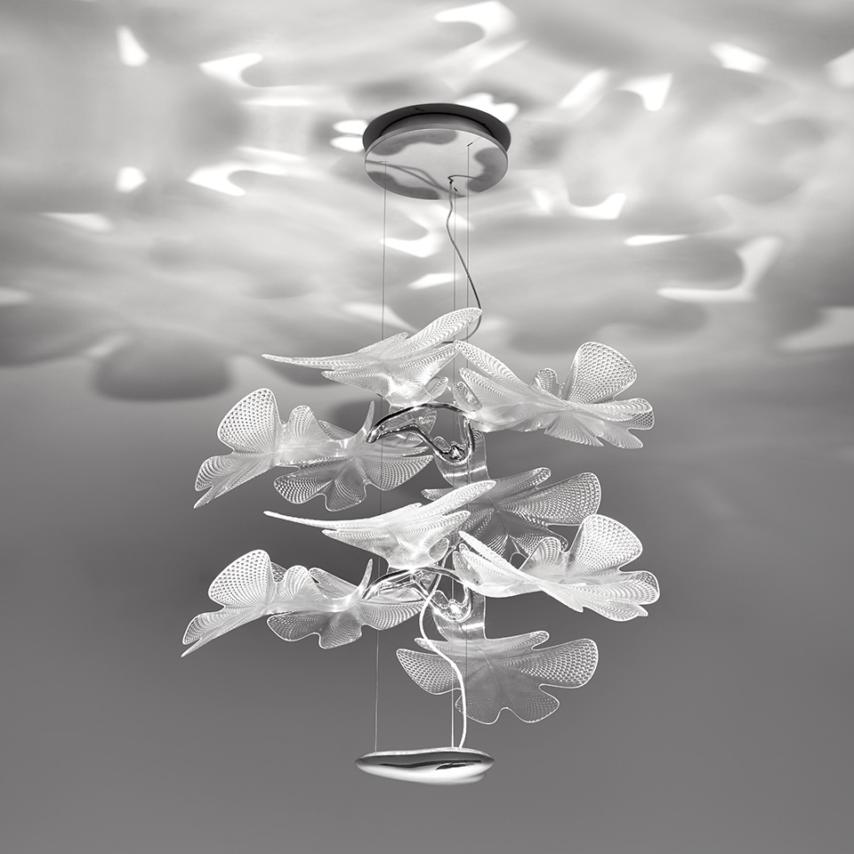 Lampada a sospensione Artemide Chlorophilia 2 con diffusori traslucidi a forma di foglia sovrapposti che proiettano pattern luminosi organici sul soffitto